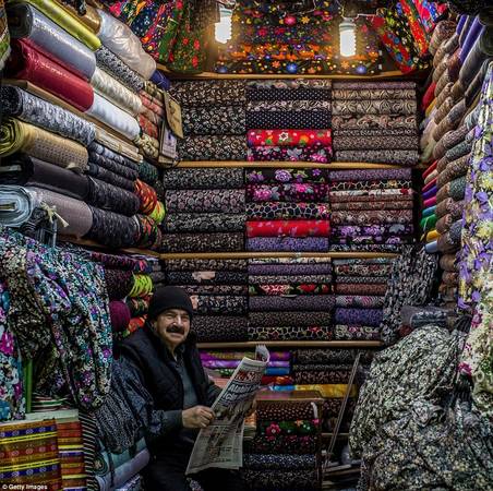 Chợ đầy các gian hàng bán thảm Thổ Nhĩ Kỳ, đồ trang trí, đồ da, xà cừ, quần áo. Ảnh: Gettyimages.
