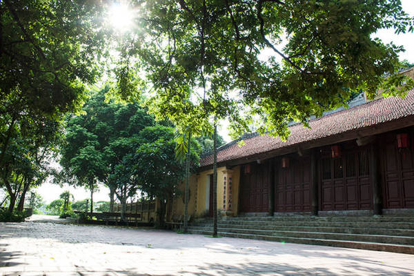 Sân trước điện chính chùa Tổ - Ảnh: Minh Đức