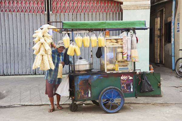 Một xe đẩy bán thức ăn vặt ở Phnom Penh.