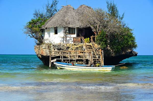 5. Rock Restaurant ở Zanzibar được xây dựng trên một khối đá riêng biệt ngoài khơi Tanzania. Đây là nơi bạn có thể thưởng thức hải sản tươi ngon nhất và với loại bia ngon tuyệt của địa phương.