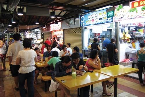 Trung tâm ẩm thực Chomp Chomp luôn đông đảo thực khách