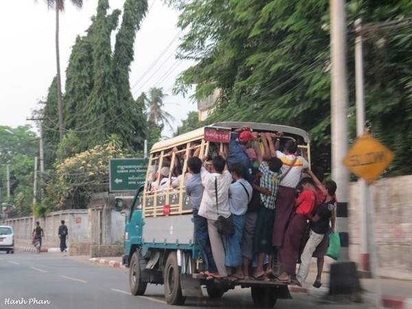 Ở thành phố Yangon, người lao động có thu nhập thấp chọn cách di chuyển giá rẻ bằng xe lam.