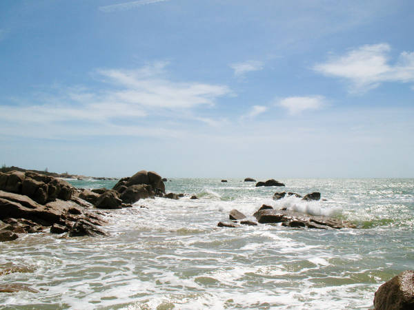 Những tảng đá nhấp nhô nằm sát biển là một “đặc sản” của Hồ Cốc. Ảnh: vietthuong@vn/flickr.com