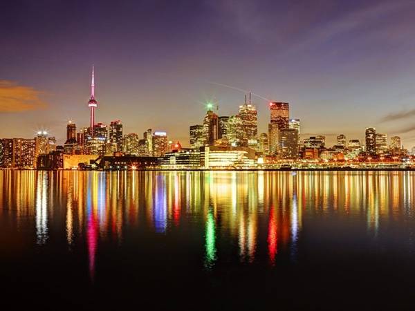 Công trình nổi bật tại thành phố Toronto là toà tháp CN - địa điểm thích hợp cho việc chiêm ngưỡng đường chân trời. Tuy nhiên, để tiết kiệm chi phí, du khách có thể tới Polson Pier nằm bên bến cảng Toronto và là nơi ưa thích của nhiều nhiếp ảnh gia, với tầm nhìn hướng ra biển.