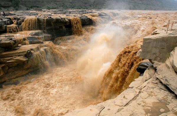 Thác nước Hukou là một địa danh không thể nhắc tới khi nói đến Trung Quốc. Khi nhiệt độ xuống thấp, những dòng nước của thác bị đóng băng khi chảy lưng chừng tạo nên một khung cảnh vô cùng kì vĩ. 