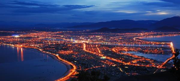 Thành phố Đà Nẵng nhìn từ đỉnh Bàn Cờ. Ảnh: Khan G Nguyen