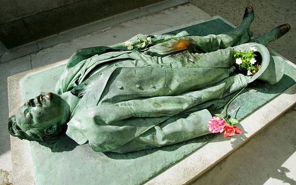 7. Nơi có nghĩa trang nổi tiếng nhất thế giới: Ở Père Lachaise, bạn có thể tìm thấy những ngôi mộ của Jim Morrison, Edith Piaf, Chopin hay Oscar Wilde. Đây còn là nơi yên nghỉ của nhà báo Pháp Victor Noir, người bị bắn chết năm 1870 cùng Pierre Bonapart, cháu của Napoleon.