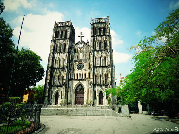 Nhà thờ lớn Hà Nội là công trình kiến trúc nổi bật, tiêu biểu của Hà Nội.