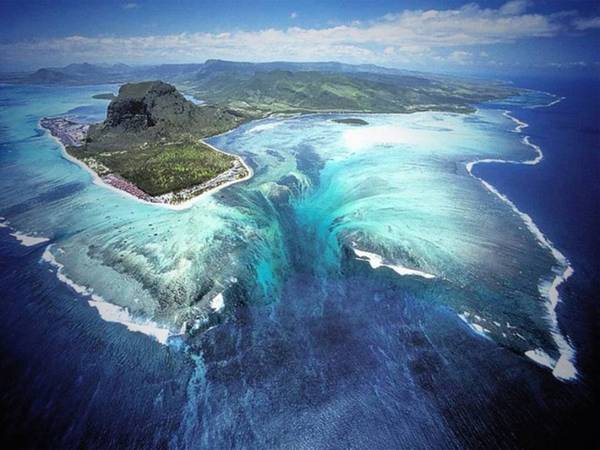 <strong>Thác chìm (Mauritius): </strong>Vùng biển quanh Mauritius có một thác nước lọt thỏm trong lòng đại dương do cát sụt tạo thành.