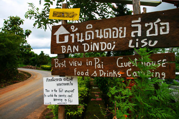  Để đến Pai, bạn phải bay đến Chiang Mai rồi từ đó có thể đón xe thẳng chặng Chiangmai - Pai.( khoảng 136 km), thời gian đi khoảng 3 - 4h vì cung đường vượt núi nhiều đèo dốc. Ảnh: Issrasai