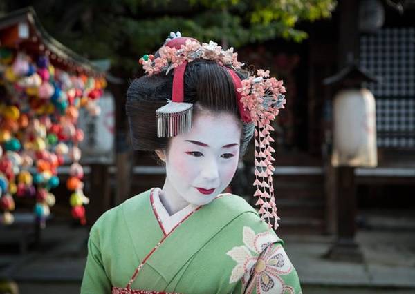 Du khách có thể xem các buổi biểu diễn miễn phí vào một số thời điểm trong năm. Bình thường, giá vé cũng khá dễ chịu, đắt nhất khoảng 4.500 yên (37 USD), gồm cả một buổi tiệc trà với maiko (geisha tập sự) trước giờ trình diễn. Ảnh: Daily Mail.