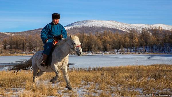 Nhiếp ảnh gia Batzaya vừa chia sẻ bộ ảnh ấn tượng sau chuyến cưỡi ngựa đến vùng Naiman Nuur (Bát Hồ) ở trung tâm Mông Cổ. Đây là khu vực nằm trong dãy núi Khangai hoang sơ và được biết đến là một trong những nơi có phong cảnh đẹp như tranh vẽ, bất kể mùa nào.