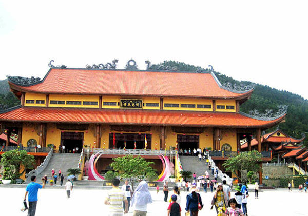 Ngôi Đại Hùng Bảo Điện là chính điện lớn nhất chùa Ba Vàng - Ảnh: N.T.Lượng