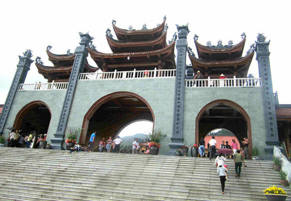 Cổng tam quan nội - nơi du khách chính thức bước vào không gian chùa - Ảnh: N.T.Lượng