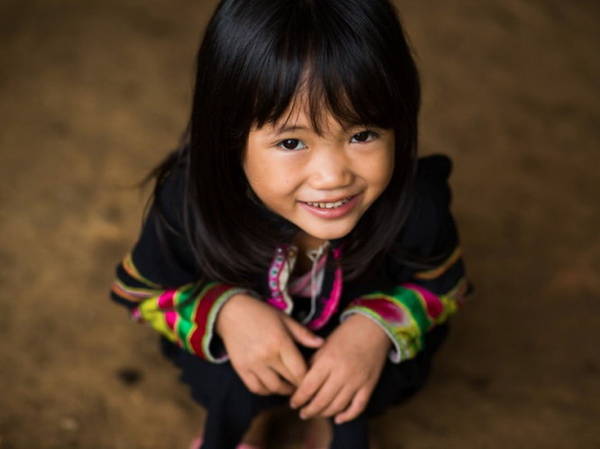 Nụ cười tươi của bé gái dân tộc Lô Lô, 6 tuổi - Ảnh: Réhahn