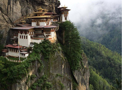 Tiger's Nest là tu viện nổi tiếng và linh thiêng ở Bhutan, nằm chênh vênh ở độ cao hơn 3.000 m so với mực nước biển. Nó được xây dựng vào năm 1692.