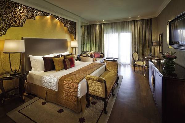 Phòng vua của Jumeirah Zabeel Saray được dát vàng, với nội thất lộng lẫy và nhiều thảm dệt tay tuyệt đẹp.