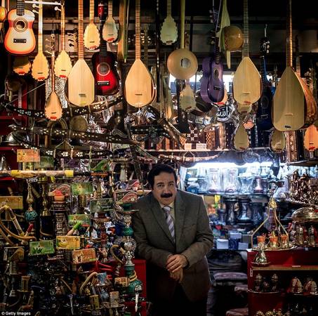 Sự xuất hiện của các trung tâm mua sắm hiện đại không át nổi vẻ đẹp truyền thống của Grand Bazaar. Người đàn ông ăn mặc lịch sự này tên Ahmet Tan. Ông bán các loại sáo và nhạc cụ truyền thống. Ảnh: Gettyimages.