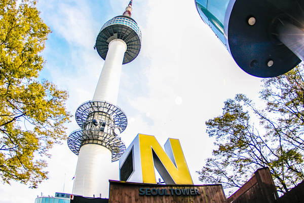 Hiện nay tháp Namsan là không gian văn hóa nổi tiếng với những buổi biểu diễn, chiếu phim, các cuộc triển lãm. Ở đây còn có chuỗi nhà hàng cao cấp và các quán bán đồ ăn nhẹ phục vụ du khách. Ảnh: Expedia.com
