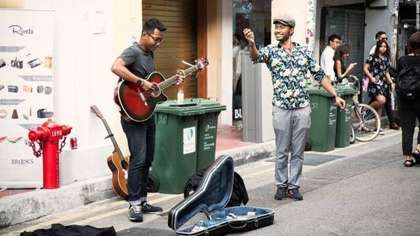 Phố Arab trải dài với nhiều con ngõ nhỏ như Bussorah, Haji, Bali, và Muscat. Du khách có thể bắt gặp nhiều nhóm nghệ sĩ đường phố thường xuyên biểu diễn tại đây.