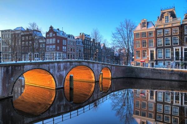Amsterdam, Hà Lan Đến đây du khách sẽ được thưởng thức món bánh hạnh nhân hảo hạng, ngắm nhìn đồ thủ công và âm nhạc tại chợ Giáng sinh. Bạn cũng nên dành một chút thời gian dạo quanh thành phố để ngắm nhìn những dải đèn lấp lánh và các ngôi nhà cổ kính được xây dựng từ thế kỷ 16, 17.