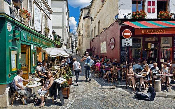 Quận Montmartre lịch sử với khung cảnh rực rỡ, sôi động, là nơi được nhiều du khách tìm đến.