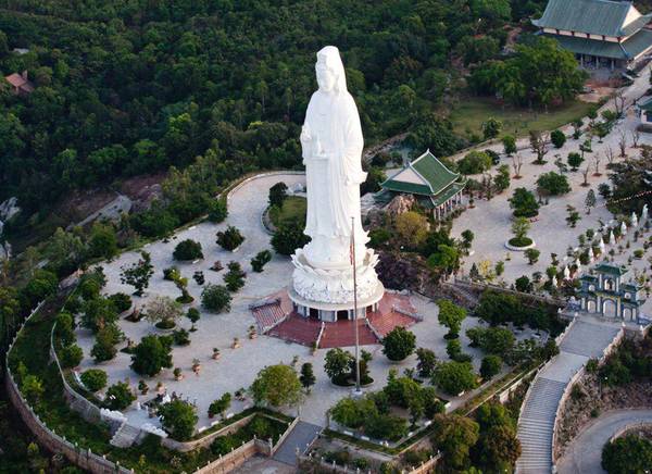 Tượng Phật Bà 65m cao nhất Việt Nam trong khuôn viên chùa Linh Ứng. Ảnh: Phuongdong