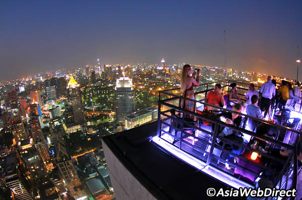 Moon Bar là điểm đến lý tưởng để du khách có thể thư giãn và ngắm nhìn Bangkok từ trên cao.