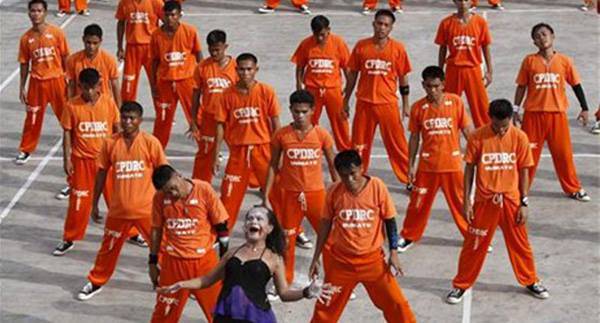 Các phạm nhân tại Philippines nhảy kiểu Michael Jackson.