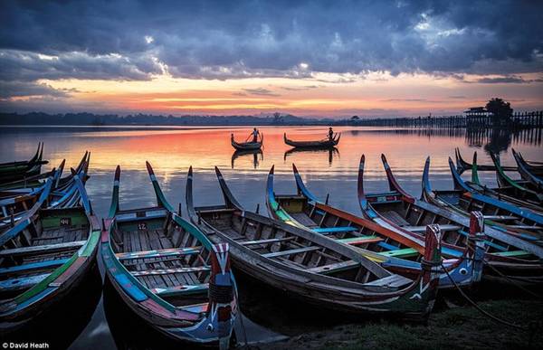 Những ngư dân đang làm công việc thường ngày của họ, đánh cá vào lúc mặt trời mọc từ bờ hồ Taung Tha Man, Amarapura ở Mandalay.