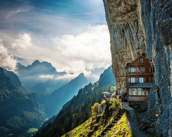 Khách sạn Äscher Cliff, Thụy Sĩ nằm ở độ cao lên tới khoảng 5.000 m so mực nước biển. Khách sạn này nằm nép vào một phía của một ngọn núi trong khu vực dãy Alpstein và cung cấp cho khách nghỉ một khung cảnh đẹp đến mê hồn.