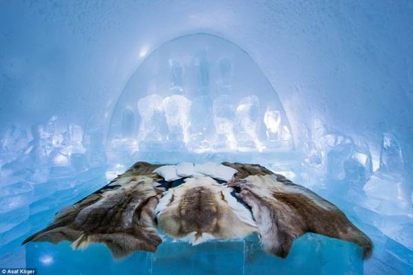 Một trong những phòng ngủ độc đáo bằng băng tuyết của The Ice Hotel với thiết kế cổng vòm và khối băng - Ảnh: Daily Mail