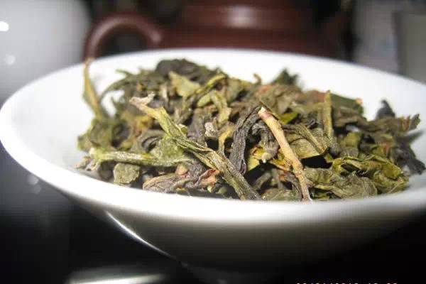 Trà. Đài Loan có loại trà rất thơm, vị lại không quá đậm như Trung Quốc đại lục, đặc biệt có trà Ô Long Đông Đỉnh (Olong tea) và Bao Chủng (Pouchong tea) là hai loại rất nổi tiếng. Trà được sản xuất với quy trình lên men đặc biệt tạo hương vị riêng biệt khó quên, thậm chí còn có tác dụng chữa bệnh. 