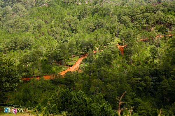 Nằm sâu trong rừng thẳm thuộc thôn Păng Tiêng, Xã Lát, Lạc Dương, tỉnh Lâm Đồng, thác Bảy tầng hay còn gọi là thác Păng Tiêng hoàn toàn còn nguyên sơ.