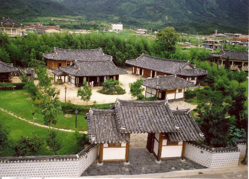 Những căn nhà mái lợp theo phong cách truyền thống tại Hàn Quốc. Ảnh: wordress