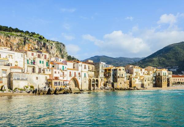 8. Sicily, Italy: Vẻ đẹp của vùng Địa Trung Hải và nền văn hóa thâm trầm khiến Sicily là nơi nghỉ dưỡng hoàn hảo cho năm 2016. Gần đây, Sicily còn nổi tiếng nhờ rượu vang và những vườn nho ngon tuyệt.