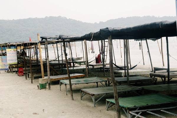 Du lịch trên đảo ngày càng phát triển. Tại các bãi biển, khách có thể đến tắm và thuê một sạp để ngồi giữ đồ đạc với giá 50.000 đồng. Người dân chài trên đảo cũng rất thân thiện và hiền hòa.