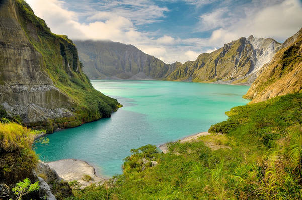 Màu nước xanh ngắt của hồ Pinatubo. Ảnh:RomainjohnGY