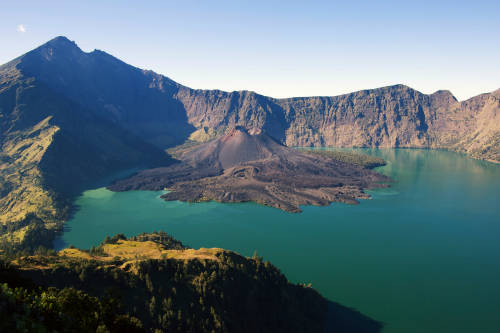 Rinjani là ngọn núi lửa cao thứ hai ở Indonesia, nằm tại trung tâm đảo Lombok và ở độ cao 3.726m so với mực nước biển.