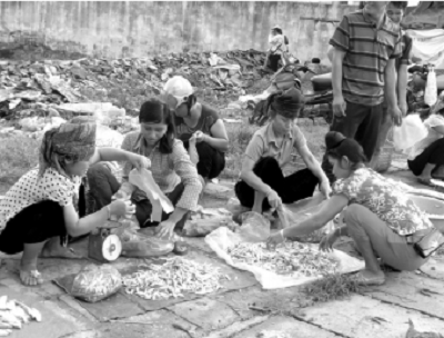 Chợ cá sớm của ngư phủ sau buổi kéo cá trên lòng hồ sông Đà.