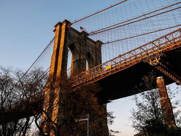 Đi dạo trên cầu Brooklyn: Cây cầu biểu tượng này khá đông khách tham quan, nhưng vẫn sẽ đem lại cho bạn một trải nghiệm tuyệt vời. Để có thể ngắm nhìn chân trời lộng lẫy, du khách nên đi từ phía Brooklyn tới Manhattan và nên tới đây vào sáng sớm hoặc tối muộn để tránh đám đông.