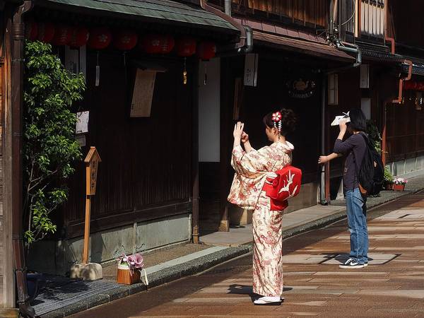 Thỉnh thoảng tại đây bạn có thể bắt gặp các cô gái geisha trong chiếc áo truyền thống kimono.