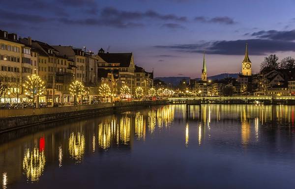 Zurich, Thụy Sĩ: Những bài ca Giáng sinh ngọt ngào, hương vị của quế, rượu vang và vô vàn điều thú vị khác tạo nên một kỳ nghỉ đáng yêu ở thành phố Zurich. Tại đây, bạn có thể ngắm nhìn khung cảnh trẻ em thả nổi hàng trăm chiếc thuyền lênh đênh trên sông Limmart.
