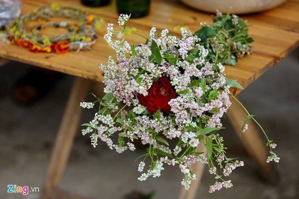 Hoa Tam giác mạch được người dân kết sẵn thành bó như hoa cưới bán cho các đôi bạn trẻ.