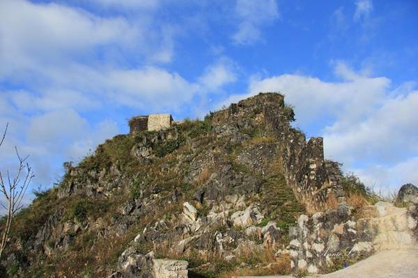 Sở dĩ có tên gọi đó vì trên đỉnh núi, người Pháp từng cho xây dựng một đồn bằng đá, làm chòi canh kiêm lô cốt.