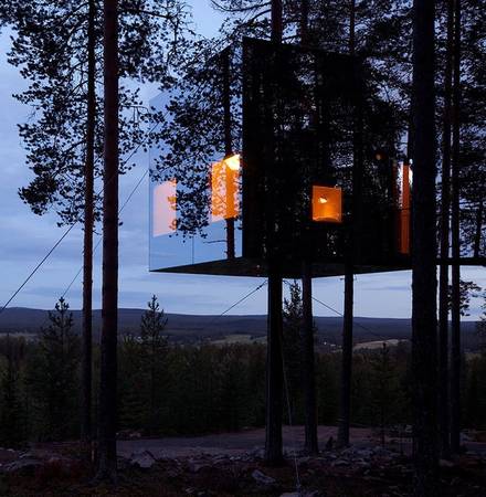 Ngôi nhà trên cây mang tên Mirrorcube tại Thụy Điển là một phòng khách sạn thoải mái dành cho 2 người, gồm có 1 phòng khách, phòng ngủ đôi, phòng bếp, phòng tắm, thậm chí còn có cả 1 khoảng sân thượng thoáng mát.