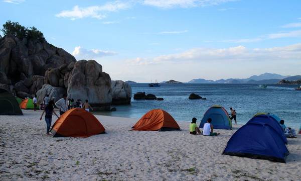 Cắm trại và ngủ trên bãi biển là một trải nghiệm rất tuyệt vời ở Bình Hưng. Ảnh: dzswba.com