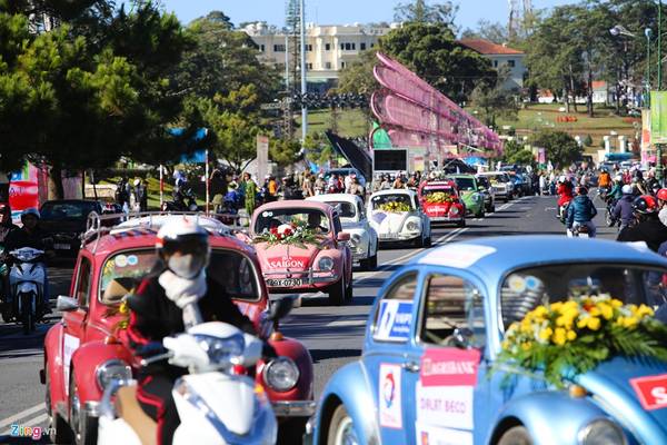 Một trong những sự kiện ấn tượng là màn diễu hành xe hoa với sự tham gia của hàng chục ôtô cổ.