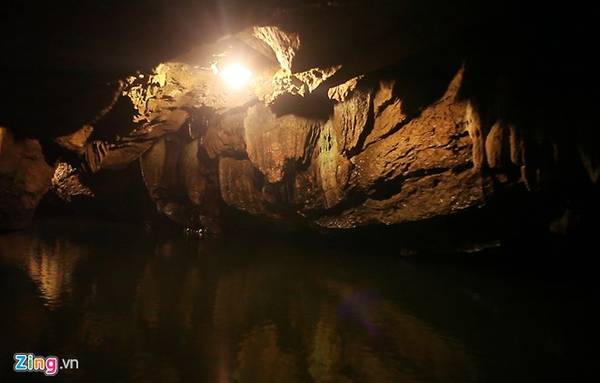 Trong quần thể danh thắng Tràng An có nhiều hang động được công nhận là di tích khảo cổ học