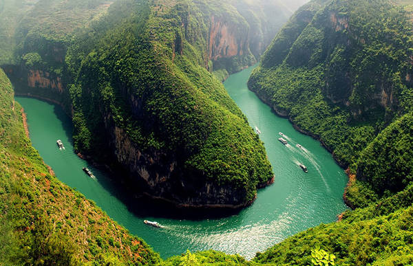 Trường Giang có nghĩa là “sông dài”, còn có tên gọi khác là Dương Tử và nhiều tên khác tùy theo nơi nó chảy qua. Với độ dài hơn 6.300 km, đây là dòng sông dài nhất Trung Quốc và dài thứ 3 thế giới, chỉ sau sông Nile và sông Amazon. 